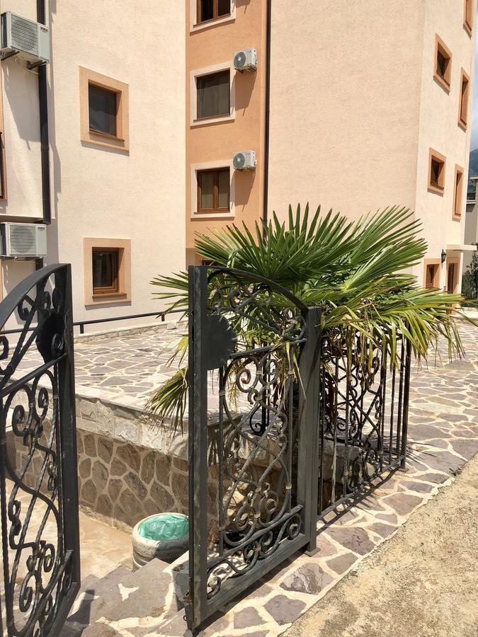 Sun&Sea Apartment Добра вода Екстериор снимка